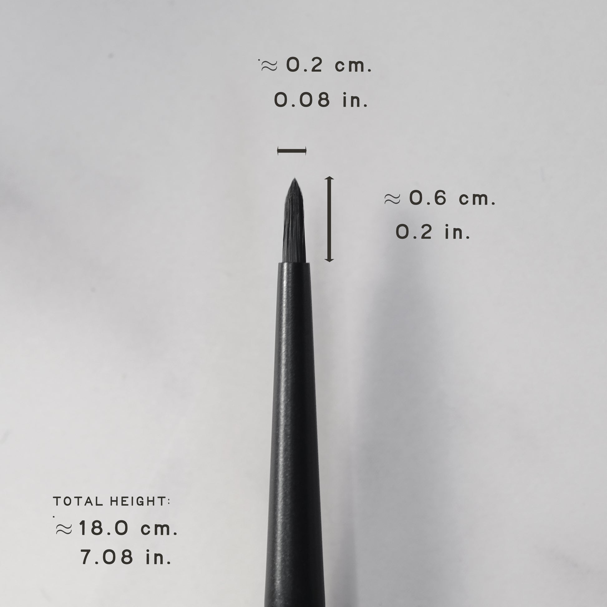 Black eyeliner pencil with measurements on a gray background